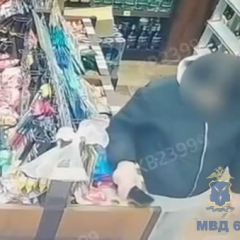 Возбуждено дело о краже телефона из сетевого магазина