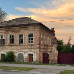 Инвесторы могут побороться на торгах за лот, включающий старинное здание и земельный участок в Энгельсе