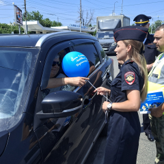 Саратовские автоинспекторы провели праздничную акцию в День семьи, любви и верности