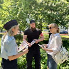Полицейские и дружинники предупреждали граждан на улицах города о мошенниках
