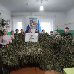 Аткарские волонтёры плетут маскировочные сети для фронта