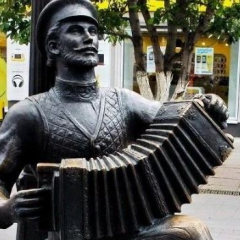 Туристы слушают саратовскую гармошку и любуются глиняной игрушкой