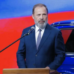 Игорь Комаров поздравил автомобильный завод с 60-летием