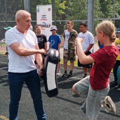 Школьникам напомнили о правилах безопасного поведения и показали спортивный мастер-класс