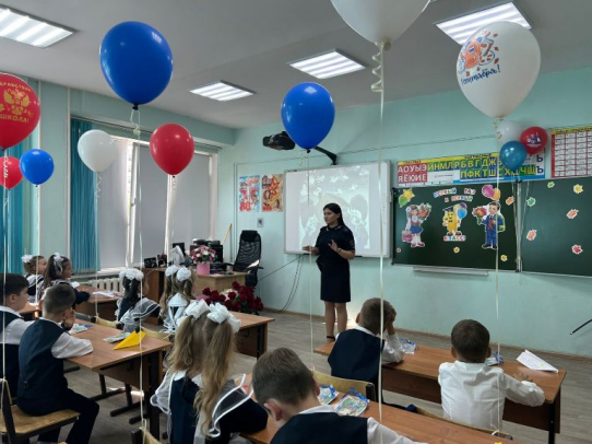 Саратовские полицейские провели для школьников уроки безопасности в День знаний