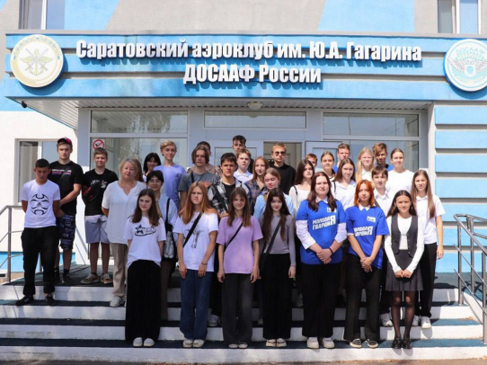 Школьники из Дубков и Усть-Курдюма посетили гагаринский аэроклуб по приглашению Николая Панкова