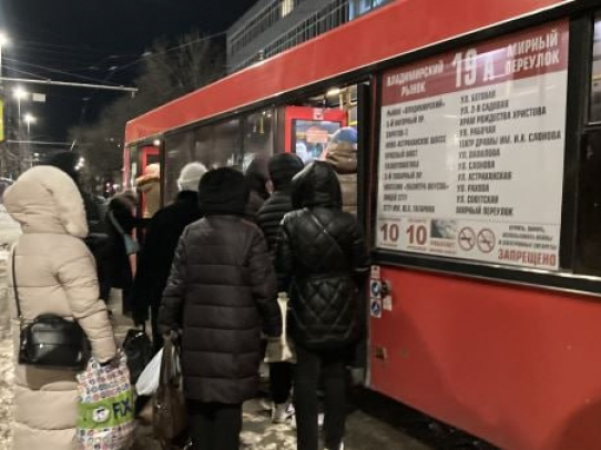 Минтранс спросит с перевозчика за долгое ожидание автобуса пассажирами