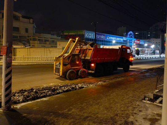 Минувшей ночью городские дорожные службы продолжали убирать снег