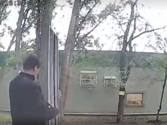 Полиция установила подозреваемых в краже дверей лифта из дома в Солнечном