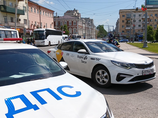 На вокзале Саратова обнаружили таксистов без фонарей