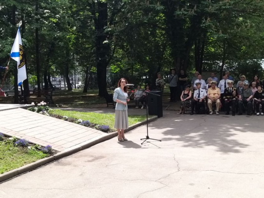 Юлия Литневская вручила сертификат на 300 тысяч рублей победителю конкурса школьных музеев