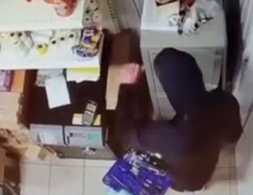 Полицейские задержали мужчину за кражу из подсобки магазина