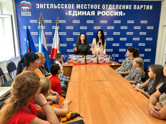 Юлия Литневская и Ольга Мальцева подарили детям школьные принадлежности