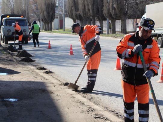 Дорожники приводят в порядок транзитные магистрали Саратова