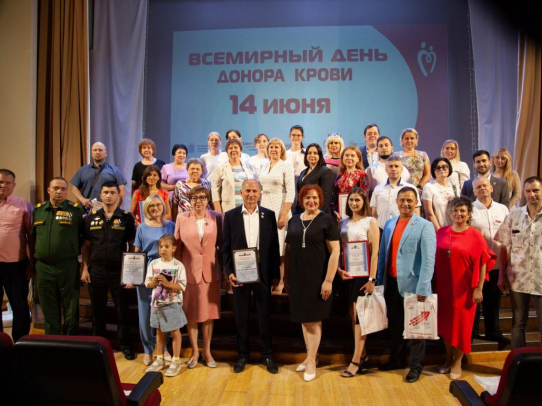 Почетные доноры получили нагрудные знаки и удостоверения