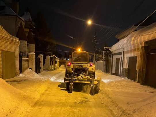 Минувшей ночью городские дорожные службы продолжали выполнять уборку снега
