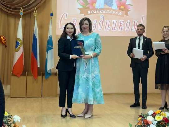 Юлия Литневская наградила педагогов в преддверии Дня учителя