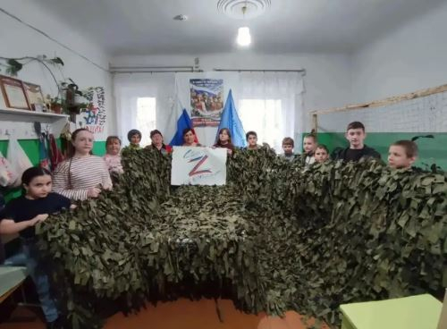 Аткарские волонтёры плетут маскировочные сети для фронта