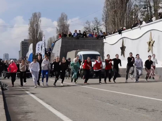 На Набережной Космонавтов прошел городской легкоатлетический кросс, посвященный Дню космонавтики