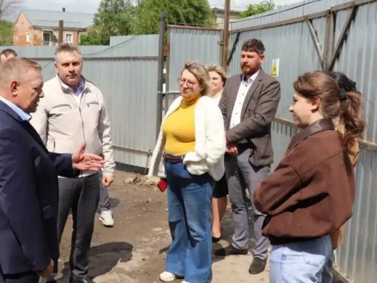 Панков с жителями побывал на строящихся спортобъектах Аткарска