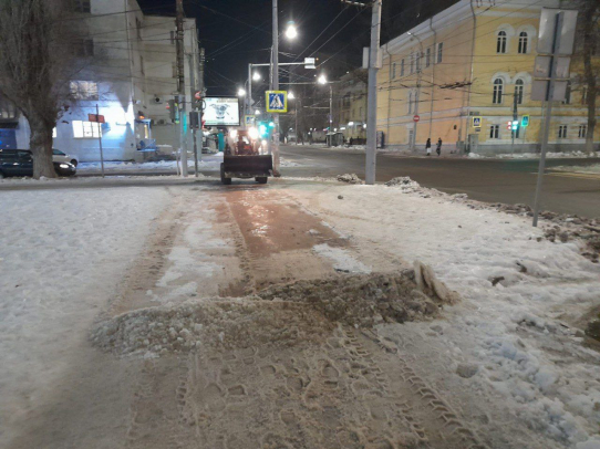 В Саратове коммунальные службы продолжают бороться с гололедом