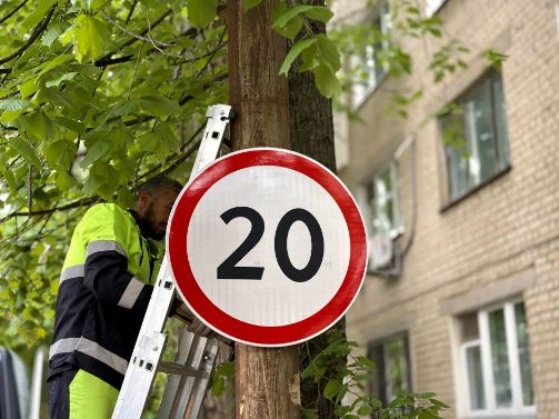 В городе продолжается установка новых дорожных знаков