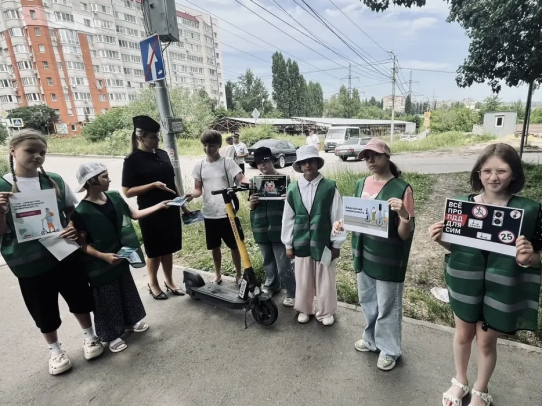 Автоинспекторы провели беседы с жителями микрорайона Солнечный