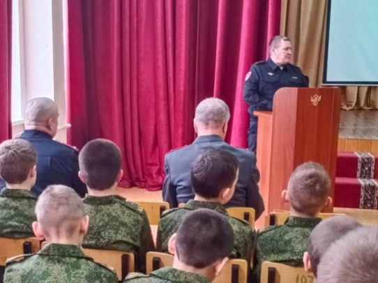 Саратовские полицейские и ветераны органов внутренних дел провели для кадетов «Урок мужества»