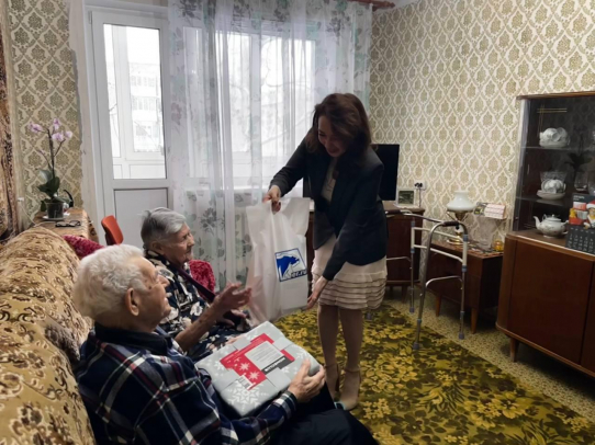 Юлия Литневская поздравила ветерана Великой Отечественной войны с наступающим Новым годом