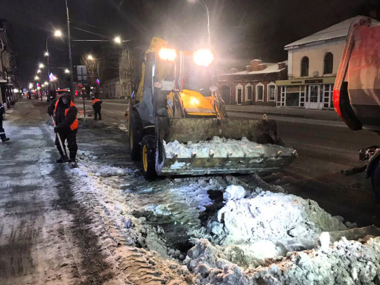 Минувшей ночью дорожные службы продолжали выполнять уборку городов