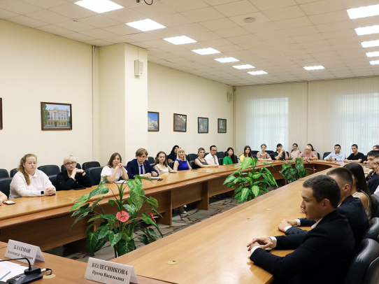 Депутаты облдумы встретились с выпускниками высших учебных заведений