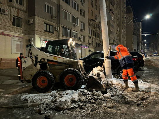 Улицы города обрабатывают противогололедными материалами