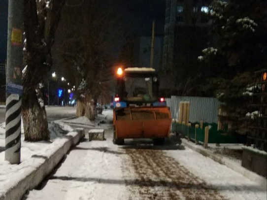 Коммунальные службы Саратова продолжают уборку снега и наледи в круглосуточном режиме