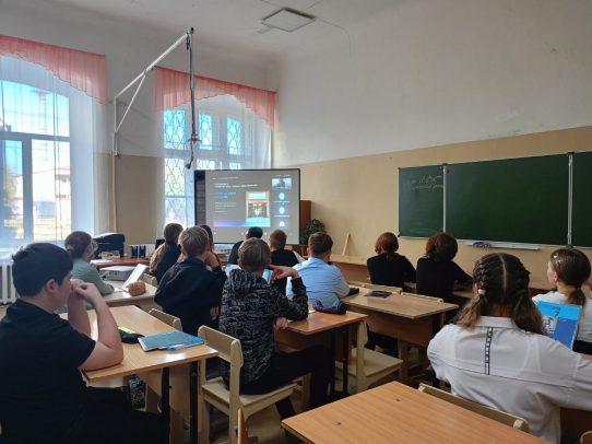 Саратовские школьники на Уроке цифры узнали про промпт-инжиниринг