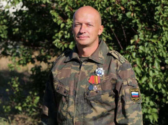 Роман Бусаргин вручил военнослужащему из Энгельса заслуженную награду