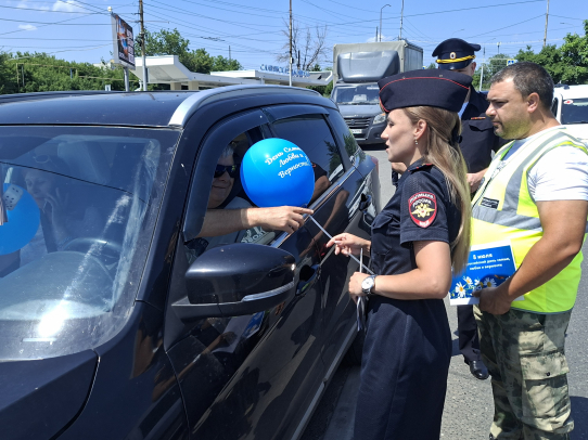 Саратовские автоинспекторы провели праздничную акцию в День семьи, любви и верности