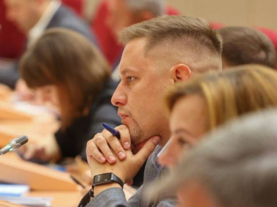Депутат регпарламента отметил важность перехода школьников на односменный режим обучения