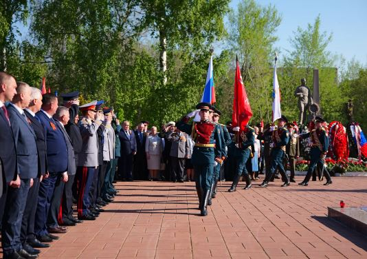 В преддверии Дня Победы прошла церемония возложения цветов на Воскресенском кладбище