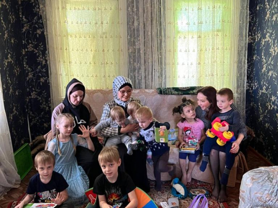 Юлия Литневская и Хадиджа Бибарсова вручили подарки многодетным