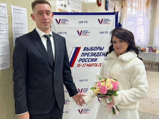 Новоиспеченная семья из Саратова посетила избирательный участок после регистрации брака