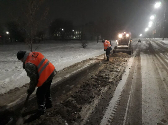 Ночью во всех районах города продолжится очистка дорог и тротуаров