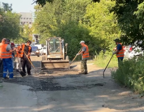 Николай Панков с жителями контролирует ремонт дороги на Улешах