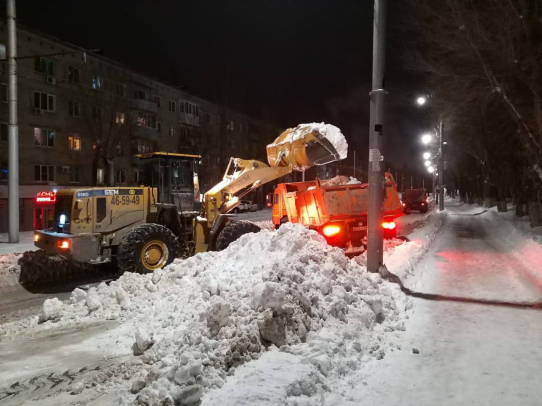 В области продолжают убирать дороги и тротуары от снега