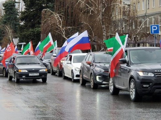 В Саратове активисты провели патриотический автопробег