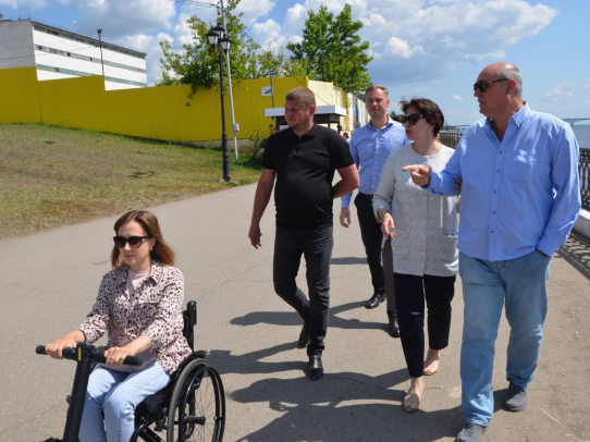 В Саратове проверили Набережную Космонавтов на предмет доступности для людей с инвалидностью