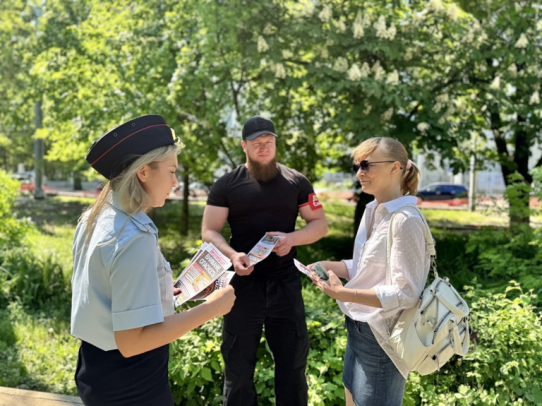 Полицейские и дружинники предупреждали граждан на улицах города о мошенниках