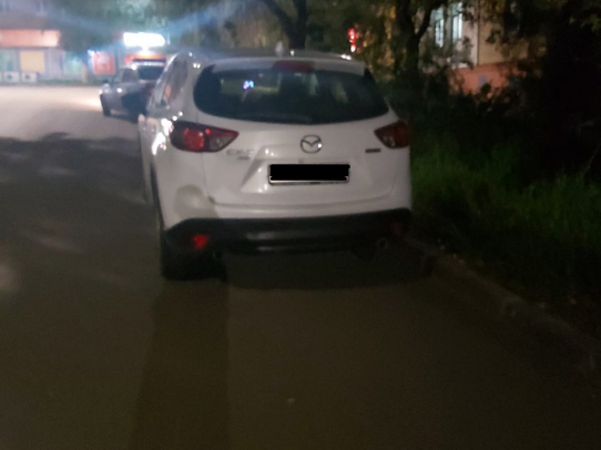 В Саратове мотоциклист пострадал, врезавшись в стоящую иномарку