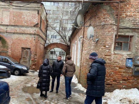 Александр Блатман взял на контроль проблему аварийного дома в Волжском районе