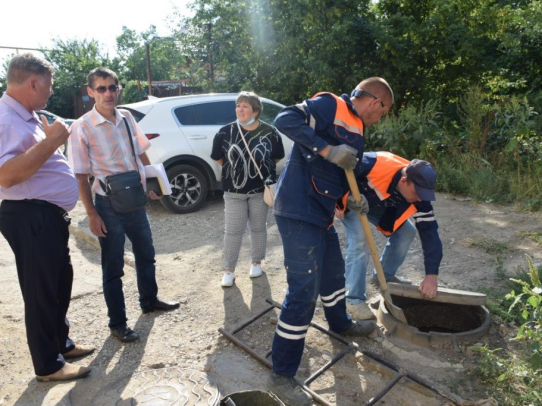Сотрудники МУП «Водосток» тампонировали незаконные врезки в ливневом коллекторе