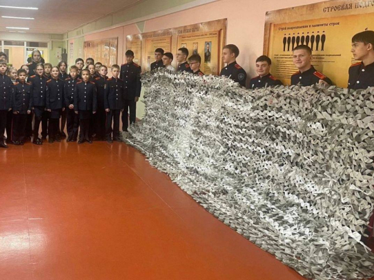 Саратовские кадеты сделали маскировочную сеть для бойцов СВО